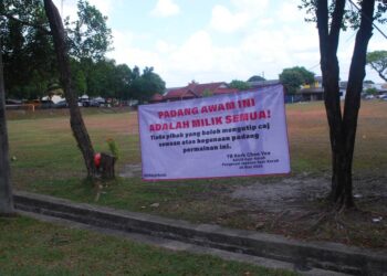 KAIN rentang yang digantung Kerk Chee Yee di padang bola sepak Taman Ayer Keroh Heights, Melaka. - UTUSAN/AMRAN MULUP