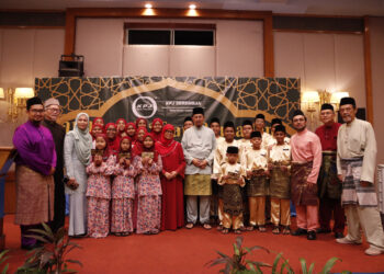 NOR Aidil Ikram Muhamad (tiga dari kanan) bersama Tengku Zamrah dan Nor Azmi (tengah) bergambar bersama anak-anak yatim dari Pertubuhan Anak Yatim Darul Aminan pada Majlis Iftar Ukhuwah anjuran  Hospital Pakar KPJ Seremban di Seremban, semalam.