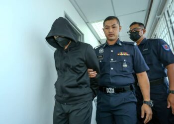 MOHD. Nazri Abdul Razak di Mahkamah Sesyen Ipoh hari ini ketika prosiding bagi sebutan semula dakwaan membunuh pelajar lelaki Tingkatan 5 Disember lalu. - UTUSAN/MUHAMAD NAZREEN SYAH MUSTHAFA