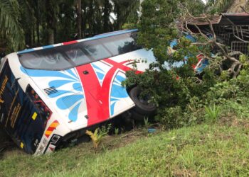 BAS ekspres yang terbabas menyebabkan 19 penumpang cedera dalam kemalangan dengan sebuah pikap di Jalan Ipoh-Lumut, petang tadi. - UTUSAN/IHSAN JBPM PERAK