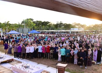 SERAMAI lebih kurang 800 mahasiswa berkumpul mendengar amanat Wan Rosdy Wan Ismail sebelum berbuka puasa bersama-sama di Majlis Berbuka Puasa anjuran Yayasan Pahang, di sini, semalam. GAMBAR SHAIKH AHMAD RAZIF