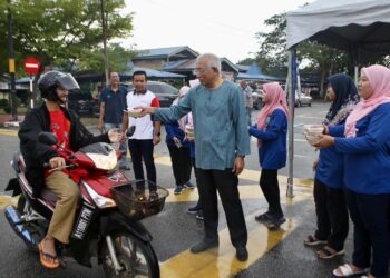 MAHDZIR Khalid menyampaikan sumbangan bubur lambuk sempena bulan Ramadan di Pekan Kuala Nerang, Padang Terap. - UTUSAN/ SHAHIR NOORDIN