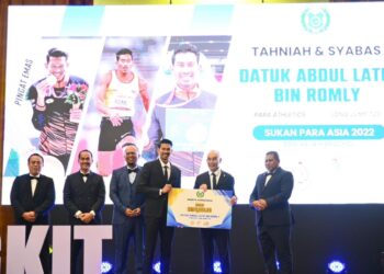 ABDUL Latif Romly (tiga dari kanan) menerima insentif dari kerajaan negeri pada Majlis Penghargaan Atlet Negeri Perlis 2023 dan Pelancaran Road To Sukma dan Para Sukma Sarawak 2024 di Dewan Warisan, Kangar, Perlis semalam.- UTUSAN