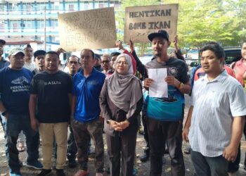 ROSPAIZAL Ismail (dua dari kanan) bersama penduduk kampung dan komuniti pemancing membuat laporan polis di IPD Gerik hari ini mengenai kejadian penggunaan bom ikan.sungai baru-baru ini.  - UTUSAN