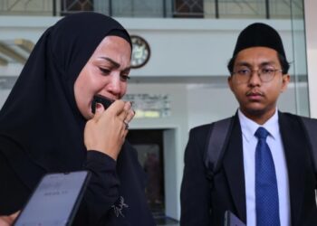 FITRIA Elfina Maharip (kiri) sebak ketika ditemubual pemberita di Mahkamah Tinggi Syariah Shah Alam, Shah Alam, Selangor hari ini. - UTUSAN/SADDAM YUSOFF