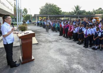 WONG Kah Woh berucap ketika meninjau hari pertama sesi persekolahan di SJKT Tanjung Rambutan di Ipoh hari ini. - UTUSAN/MUHAMAD NAZREEN SYAH MUSTHAFA