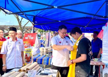 LING Tian Soon (dua kiri) menyantuni peniaga Bazar Ramadan di Taman Universiti, Skudai, Johor Bahru, semalam.