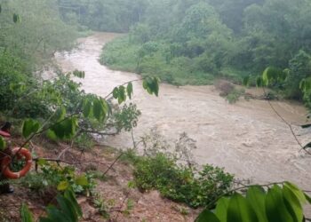 LOKASI kejadian lima sekeluarga tergelincir sebelum terjatuh ke dalam sungai. - IHSAN BOMBA