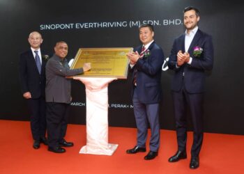 SAARANI Mohamad menandatangani plak perasmian kilang filem panel solar dari China,  Zheijang Sinopont Technology Co. Ltd. (Sinopont) di Kawasan Perindustrian Tasek di Ipoh. - UTUSAN/MUHAMAD NAZREEN SYAH MUSTHAFA