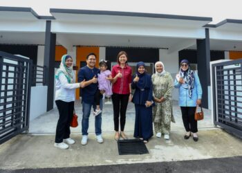 SANDREA Ng Shy Ching (empat dari kanan) dan Felina Mustapha Kamal (dua dari kanan) bersama penerima kunci projek perumahan Carnelian 1 di Taman Klebang Putra, Ipoh hari ini. - UTUSAN/MUHAMAD NAZREEN SYAH MUSTHAFA