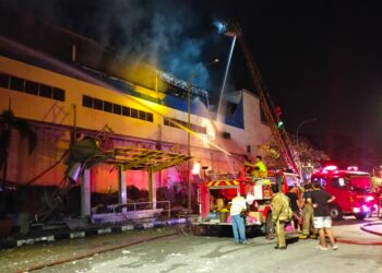 ANGGOTA bomba memadam kebakaran pasar raya Mydin Manjoi di Ipoh semalam. - UTUSAN