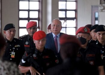 NAJIB Tun Razak diiringi pegawai penjara hadir di Mahkamah Tinggi Kuala Lumpur, hari ini. - UTUSA/M. FIRDAUS M. JOHARI