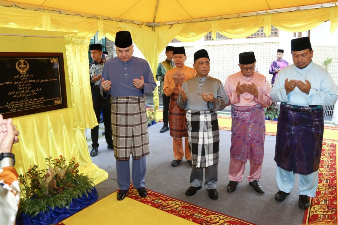 Sultan Nazrin rasmi Masjid Bandar Universiti di Seri Iskandar - Utusan ...