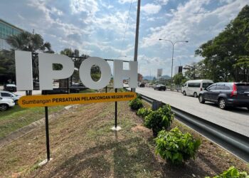 PAPAN tanda 'Ipoh' yang dipasang di susur keluar dari lebuh raya PLUS menuju ke bandaraya Ipoh. - UTUSAN/LIYANA RAMLI