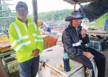 ZAHARI Sidek (kanan) dan Zakaria Ramli bersyukur dapat pulang dengan selamat selepas dilaporkan hilang ketika memancing di laut, Sabtu lalu.