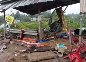 GERAI menjual pisang goreng Norhayati Muhammad musnah dirempuh kawanan gajah liar di persimpangan masuk Kampung Kuala Sat, Ulu Tembeling di Jerantut baru-baru ini. – IHSAN PENDUDUK KUALA SAT