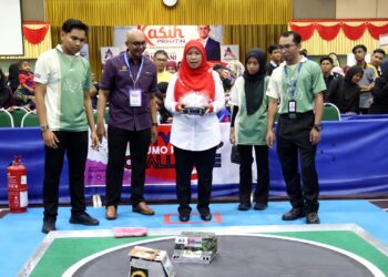 NORISON Ramli (tengah) mencuba permainan ‘Robotics Challenge’ sempena Karnival Jelajah Madani 
Jom Masuk TVET di JMTI, Jalan Bukit Minyak, Bukit Mertajam, Pulau Pinang.