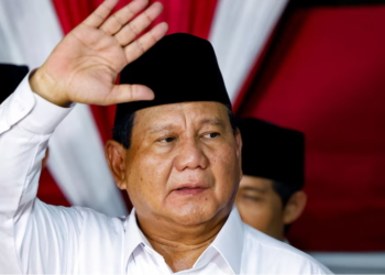 PRABOWO Subianto melambai ke arah penyokongnya ketika menyampaikan ucapannya selepas Suruhanjaya Pilihan Raya Indonesia mengumumkan keputusan pilihan raya presiden, di Jakarta, Indonesia. -REUTERS