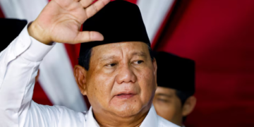 PRABOWO Subianto melambai ke arah penyokongnya ketika menyampaikan ucapannya selepas Suruhanjaya Pilihan Raya Indonesia mengumumkan keputusan pilihan raya presiden, di Jakarta, Indonesia. -REUTERS