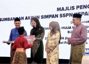 SULTANAH Nur Diana Petra Abdullah mengurniakan sumbangan akaun Simpan SSPN Prime kepada pelajar asnaf di Majlis Pengurniaan Sumbangan Akaun Simpan SSPN kepada Pelajar Asnaf Negeri Kelantan.