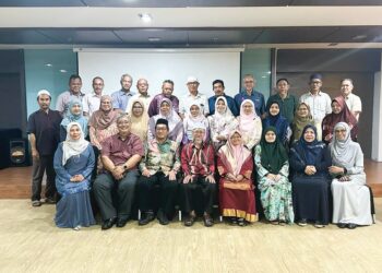 SEBAHAGIAN pelajar Sekolah Menengah Kebangsaan Dato’ Bentara Luar Sesi 1979/1980 bergambar kenangan selepas majlis pertemuan semula di Batu Pahat, Johor, baru-baru ini.