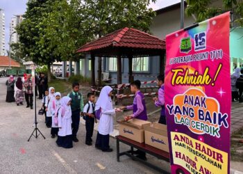 MURID diberikan roti sebagai sarapan pagi ketika tiba pada hari pertama persekolahan sesi 2024/2025 di SK Putrajaya Presint 17(1). - UTUSAN/KAMARIAH KHALIDI