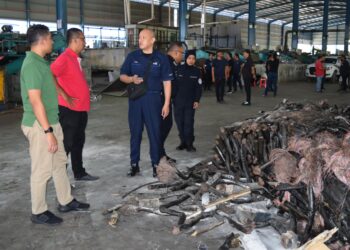 Sebahagian barangan elektrik serta eletronik selain sisa barangan berjadual yang diekstrak sebuah kilang pengumpulan barangan elektronik (e-waste) di Telok Panglima Garang, Selangor bagi mengeluarkan elemen berharga seperti emas, plumbum dan uranium. - GAMBAR HIASAN