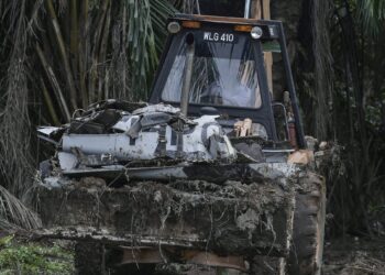 SERPIHAN pesawat Blackshape BK160TR Gabriel dibawa keluar dari ladang kelapa sawit di Kapar pada Februari lalu.