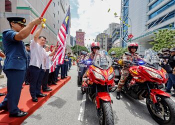 Menteri Perumahan dan Kajian Tempatan, Nga Kor Ming (dua dari kiri), melepaskan konvoi jentera bomba pada Majlis Perancaran Ops Siaga Raya Aidilfitri 2024, di pekarangan Pusat Membeli-belah Sogo, di sini hari ini. Foto: SHIDDIEQIIN ZON