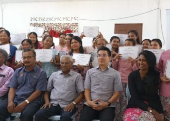 A. SIVANESAN (depan, tengah) bersama peserta Kursus Pemerkasaan Orang Asli di Tapah hari ini. - UTUSAN