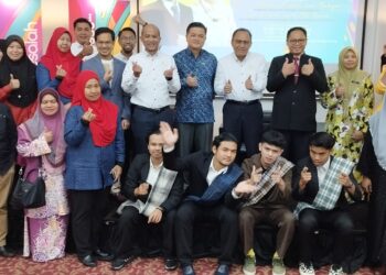 PESERTA Forum Bahasa Melayu dan Nilai Komersial anjuran Rangkaian Hotel Seri Malaysia Sdn. Bhd. bersama DBP serta Kementerian Pelancongan, Seni dan Budaya bergambar bersama pada program yang diadakan di Seremban, semalam.-UTUSAN/NAZARUDIN SHAHARI