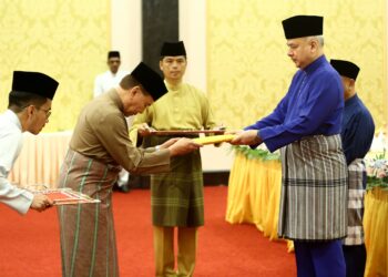 SULTAN Nazrin Muizzuddin Shah menyampaikan serahan zakat perniagaan kepada Yang Dipertua Majlis Agama Islam dan Adat Melayu Perak (MAIPk), Tan Sri Mohd. Annuar Zaini pada majlis berbuka puasa di Istana Iskandariah Kuala Kangsar. - UTUSAN/MUHAMAD NAZREEN SYAH MUSTHAFA