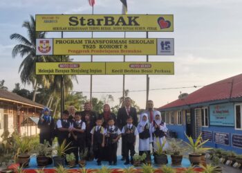 LAPAN murid SK Tebing Rebak bersama guru pada hari pertama sesi persekolahan di Bagan Datuk hari ini. - UTUSAN/AIN SAFRE BIDIN