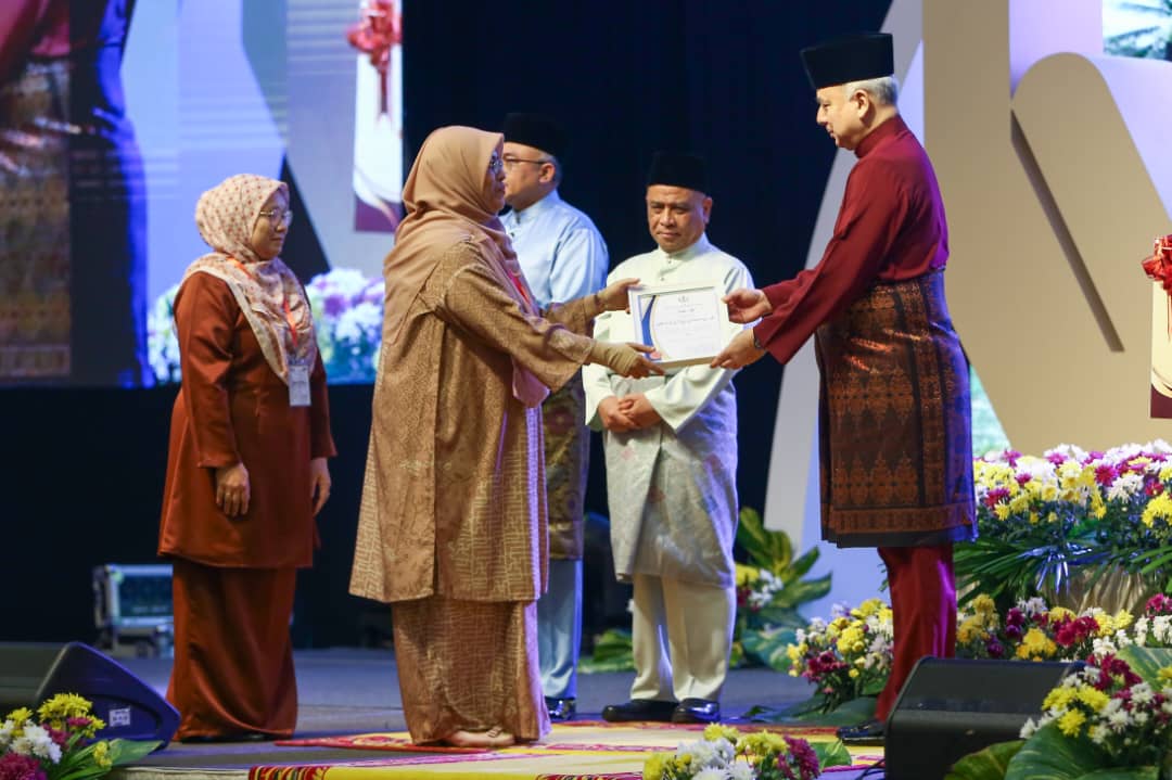 Sultan Nazrin sampaikan hadiah Tilawah, Hafazan al-Quran negeri Perak