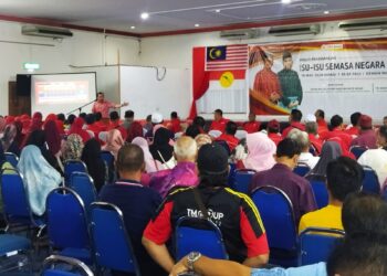 ASYRAF Wajdi Dusuki bercakap kepada lebih 500 ahli UMNO yang hadir dalam majlis penerangan isu-isu semasa negara dan parti di Beruas, Perak hari ini. - UTUSAN