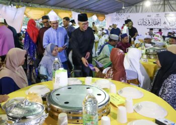 TENGKU Zafrul Tengku Abdul Aziz menyampaikan sumbangan kepada asnaf pada Majlis Ihya' Ramadan dan Iftar Perdana di Felcra Seberang Perak di Pasir Salak. - UTUSAN/MUHAMAD NAZREEN SYAH