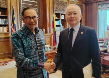 WEE Ka Siong mengadakan pertemuan bersama Anwar Ibrahim di Putrajaya. FACEBOOK WEE KA SIONG