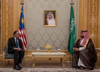 ANWAR Ibrahim bertemu Putera Mohammed Salman dalam kunjungan ke Istana Yamamah di Riyadh . - FB ANWAR IBRAHIM