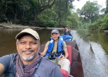 EDDIE Bartley (tengah) dan Andrew J. Sebastian (depan) menyusuri Sungai Tahan untuk melihat burung liar di Kuala Tahan, di Jerantut, Pahang, baru-baru ini.- UTUSAN/HARIS FADILAH AHMAD