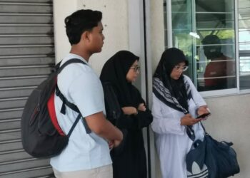 NOOR Aishah Abdul Latif (kanan) bersama ahli keluarganya semasa berada di Stesen KTMB Kampar, Perak, untuk menaiki perkhidmatan ETS ke Kuala Lumpur. - UTUSAN/AIN SAFRE BIDIN