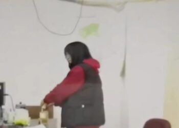 TANGKAP layar video tular seorang wanita meletakkan serbuk racun ke dalam air minuman rakan sekerjanya.-AGENSI