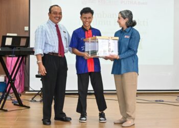 MONIZA Waheed (kanan) diiringi Pengetua Sekolah Bimbingan Jalinan Kasih (SBJK), Zamzuri Abdullah (kiri) menyampaikan sumbangan kepada pelajar di Sekolah Bimbingan Jalinan Kasih, Kuala Lumpur, semalam. - UTUSAN/AMARULLAH ZAINUZZAMAN