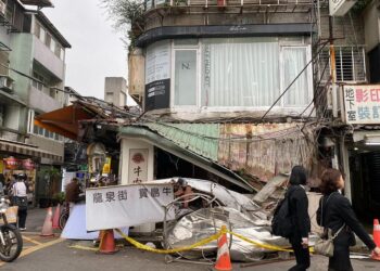 ORANG ramai berjalan melepasi restoran mi yang rosak di kawasan Pasar Malam Shida di Taipei.-AGENSI