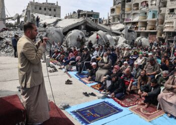 RAKYAT Palestin menghadiri solat Jumaat di hadapan runtuhan masjid al-Faruq di Rafah di selatan Semenanjung Gaza.-AFP