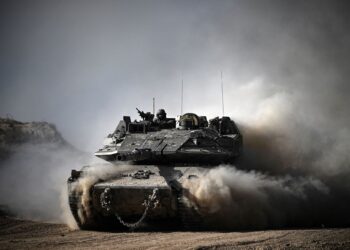 KERETA kebal milik tentera IDF melintasi sempadan Gaza di selatan Israel.-AFP