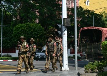 ANGGOTA tentera mengawal lalu lintas semasa protes senyap yang menandakan tahun ketiga pemerintahan junta di Yangon, Myanmar. - AFP 