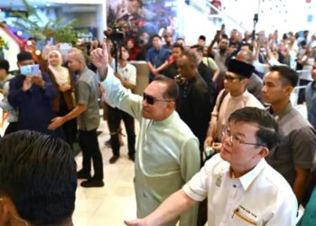 ANWAR Ibrahim melambai tangan kepada orang ramai ketika berkunjung di Komtar, George Town, Pulau Pinang, hari ini.