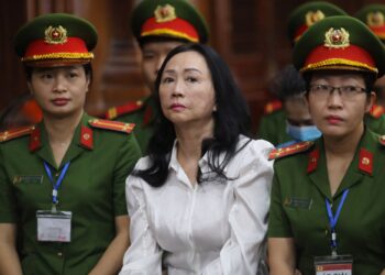 TRUONG May Lan menghadiri perbicaraan di Mahkamah Ho Chi Min City di Vietnam.-AFP