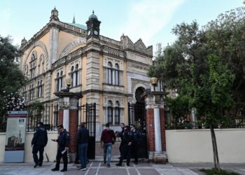 POLIS berkawal di luar Masjid Yeni Cami ketika solat sunat Aidilfitri di utara bandar Thessaloniki, Greece.-AFP