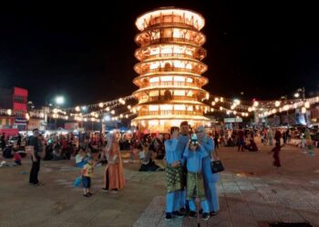 ORANG ramai mengunjungi Dataran Menara Condong di Teluk Intan, Perak. - UTUSAN/AIN SAFRE BIDIN